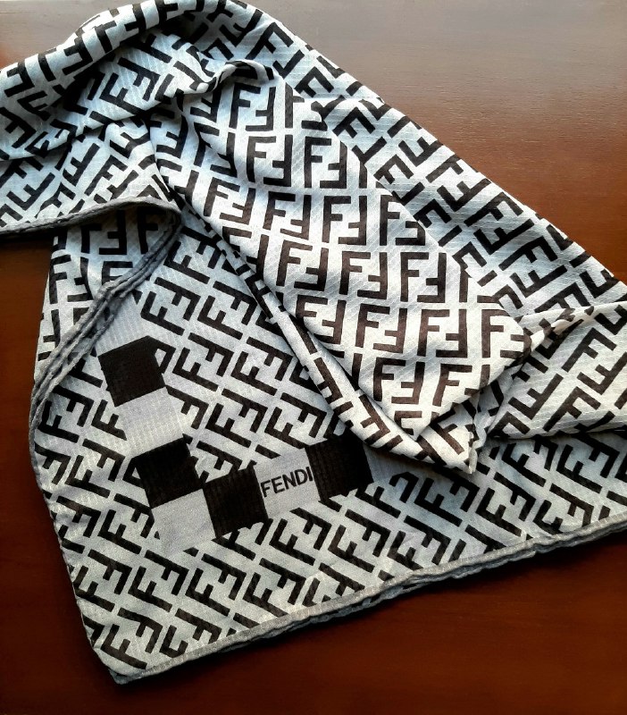 روسری سیاه و سفید
